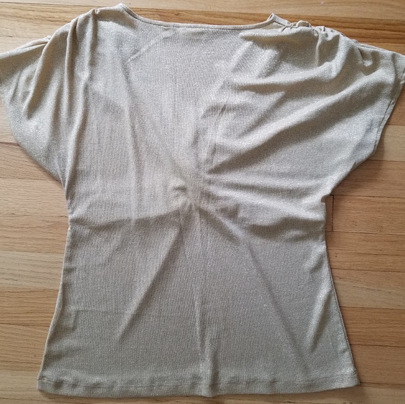 New York &Compaby Gold Shimmer V-Neck Ruched Top-Large - Picture 3 of 8